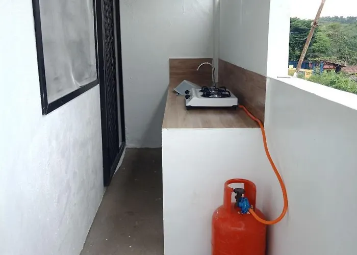 Corner House With Parking 4-10 Pax Mandaue City